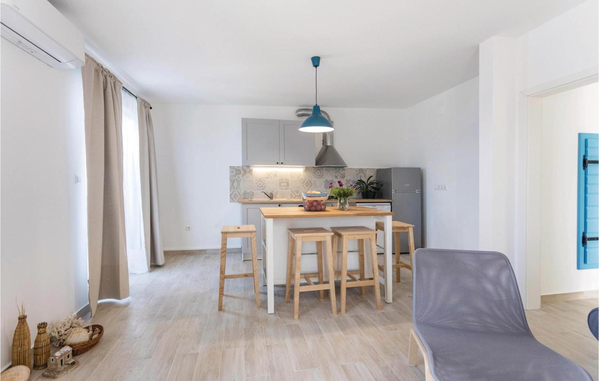 Awesome Apartment In Blace With House Sea View Exterior photo